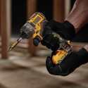 DCF601D2 DeWALT 12V kompaktiškas smūginis suktuvas (2x2.0 Ah)